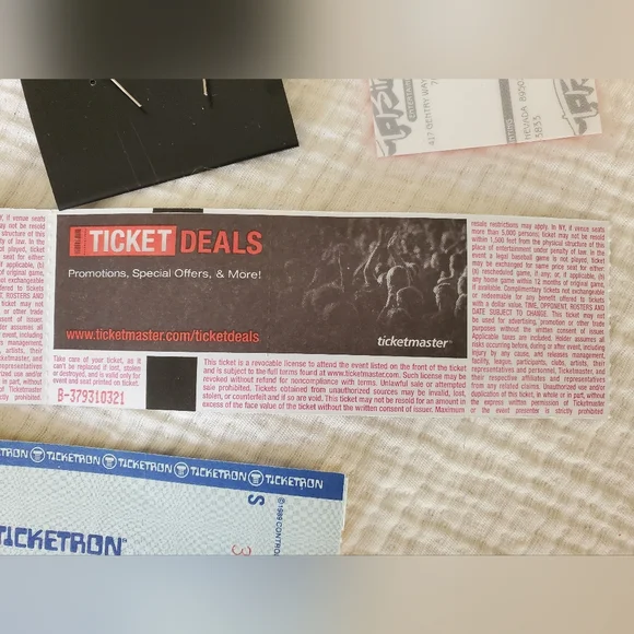 New Kids On The Block Memorabilia Lot with Tickets, Pin, VIP Pass, Earrings - Picture 11 of 15